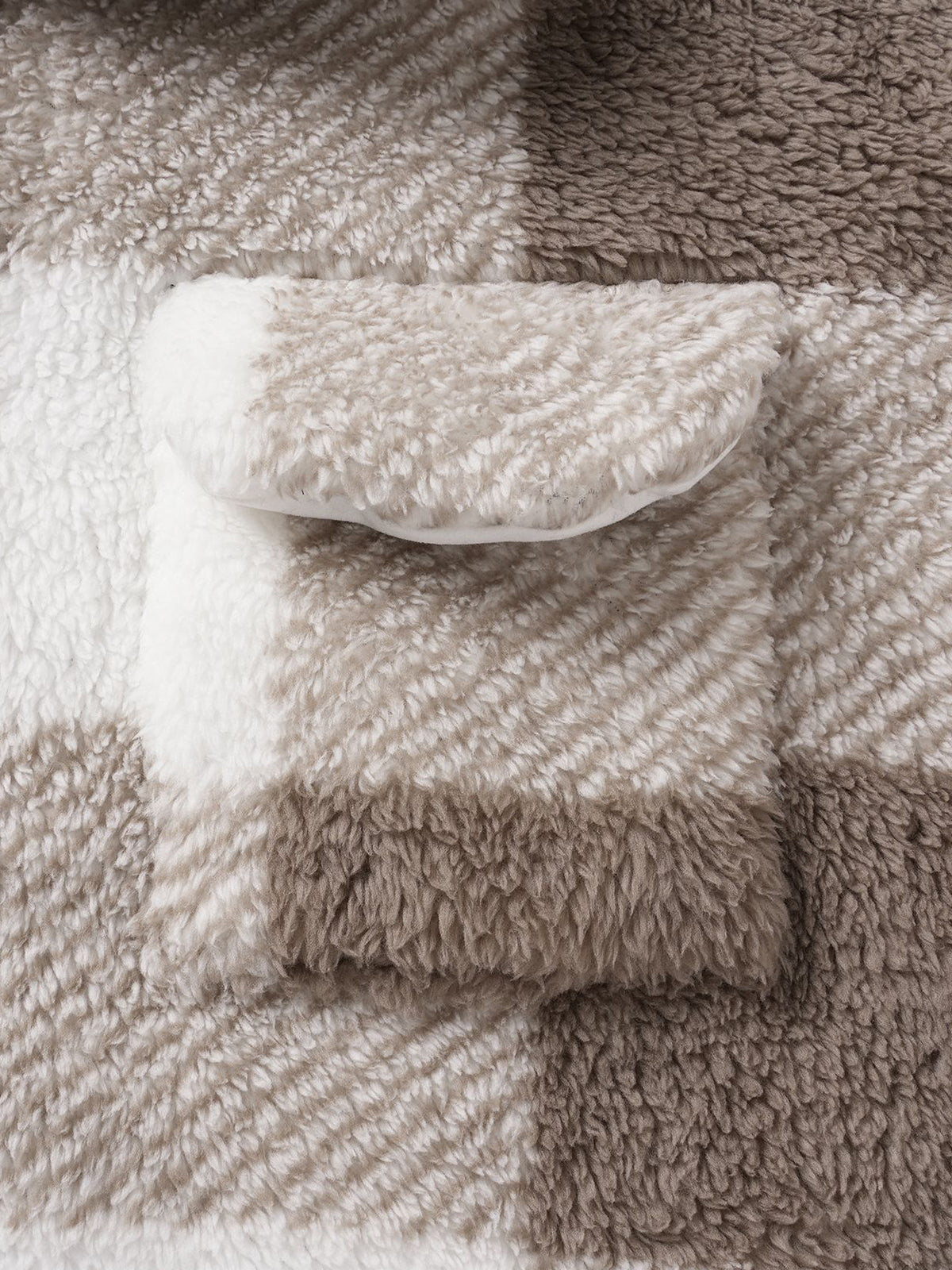 Classic men's checked jacket, lined with fluffy faux fur, with a pocket and a buttoned collar.