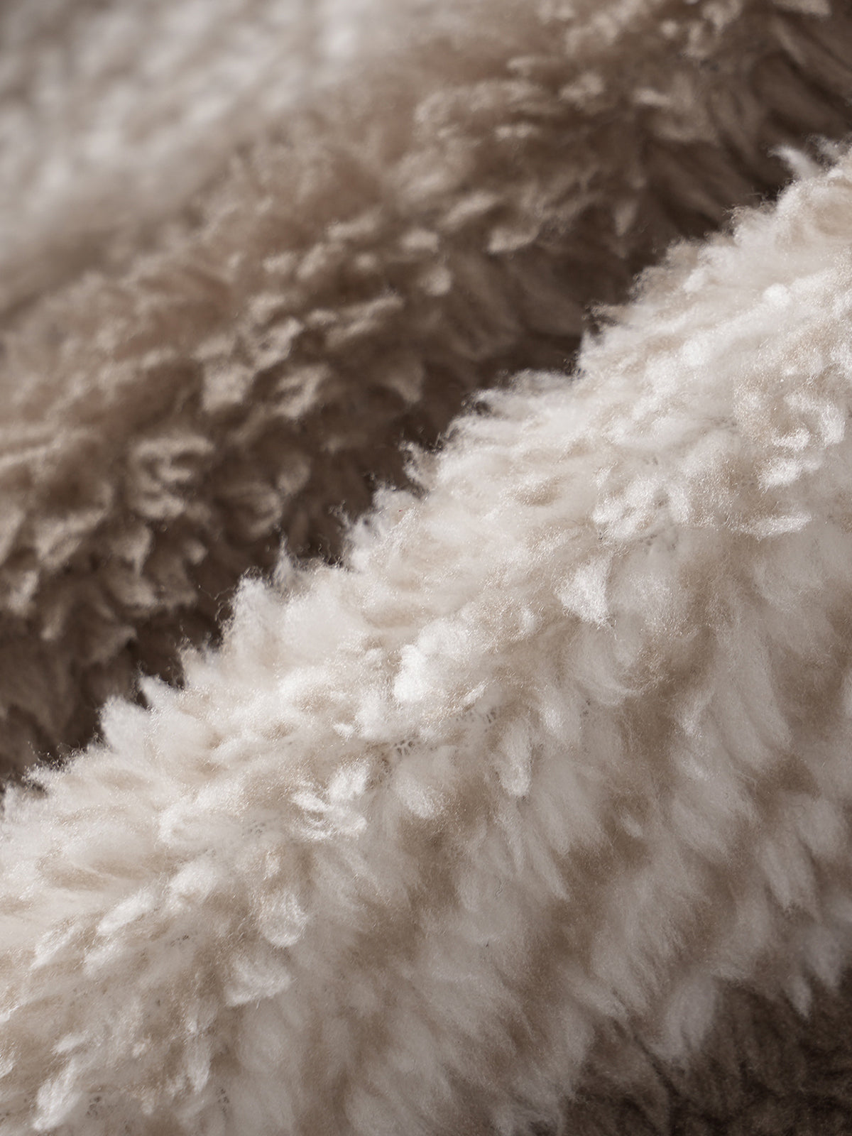 Classic men's checked jacket, lined with fluffy faux fur, with a pocket and a buttoned collar.